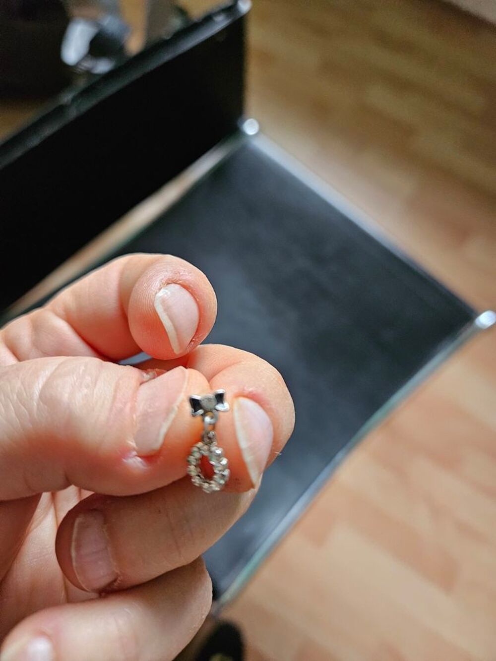Boucles d'oreilles fines et brillantes tb &eacute;tat Bijoux et montres