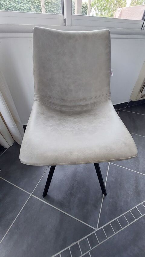 LOT 4 CHAISES SIMILI CUIR GRIS 135 Saint-Vincent-de-Tyrosse (40)