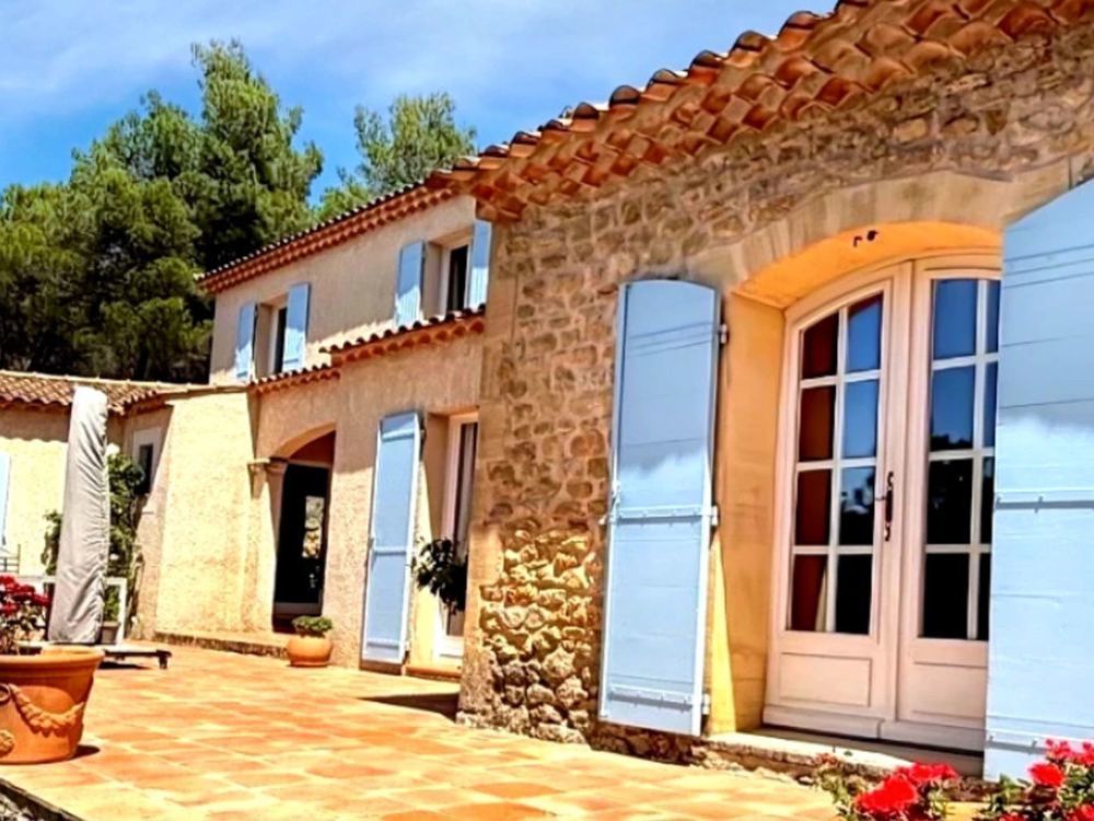 Vente Maison Villa provençale190m2 12645m2 7 pièces. 4 chambres , piscine Rognes