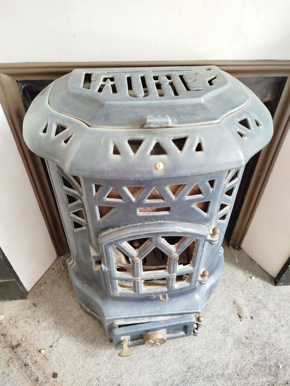 Ancien po&ecirc;le en fonte Faure. Décoration