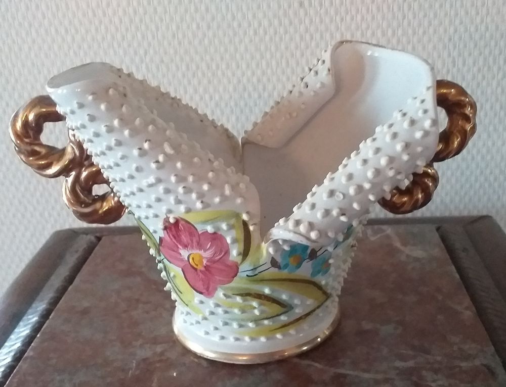 VASE original en forme de V ou VIDE POCHE en porcelaine, estampill&eacute; C A F GUALDO - Italy Décoration