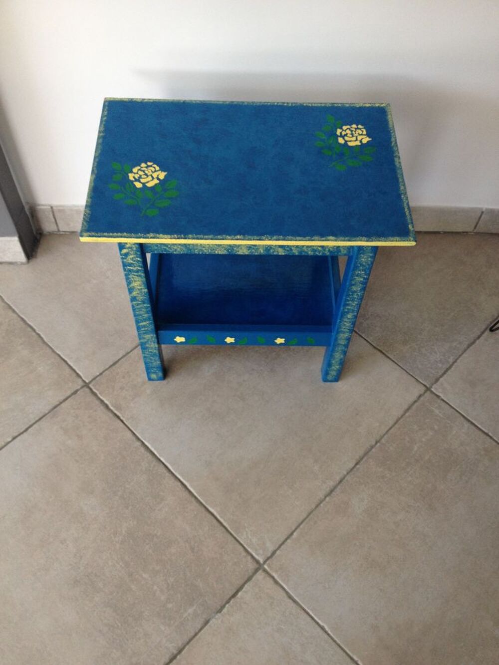 Petite table en bois peint Meubles