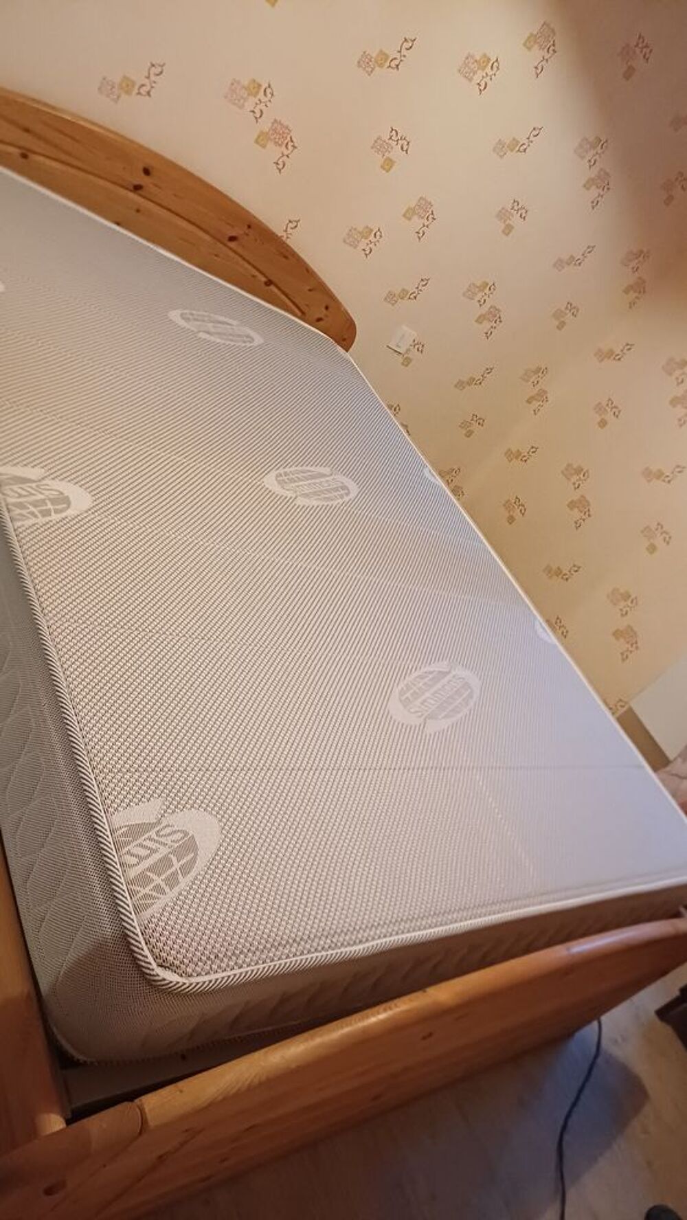 Lit 2 places en 140x200, pin massif teint&eacute; miel Meubles