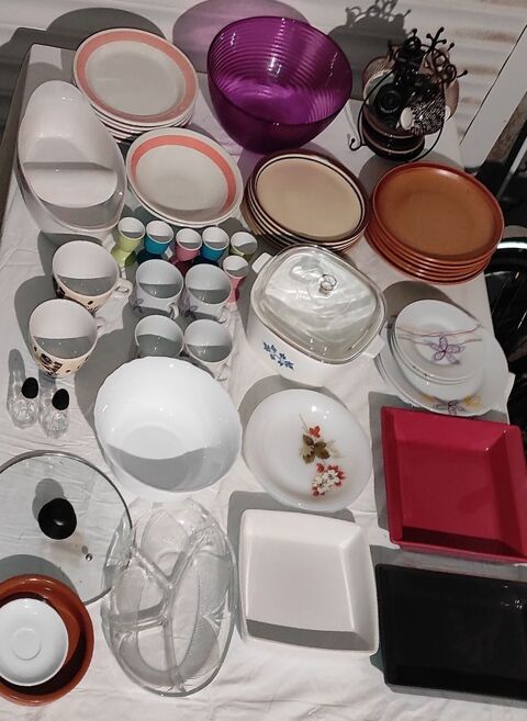 Lot centaines objets pr vide grenier 80 D�cines-Charpieu (69)