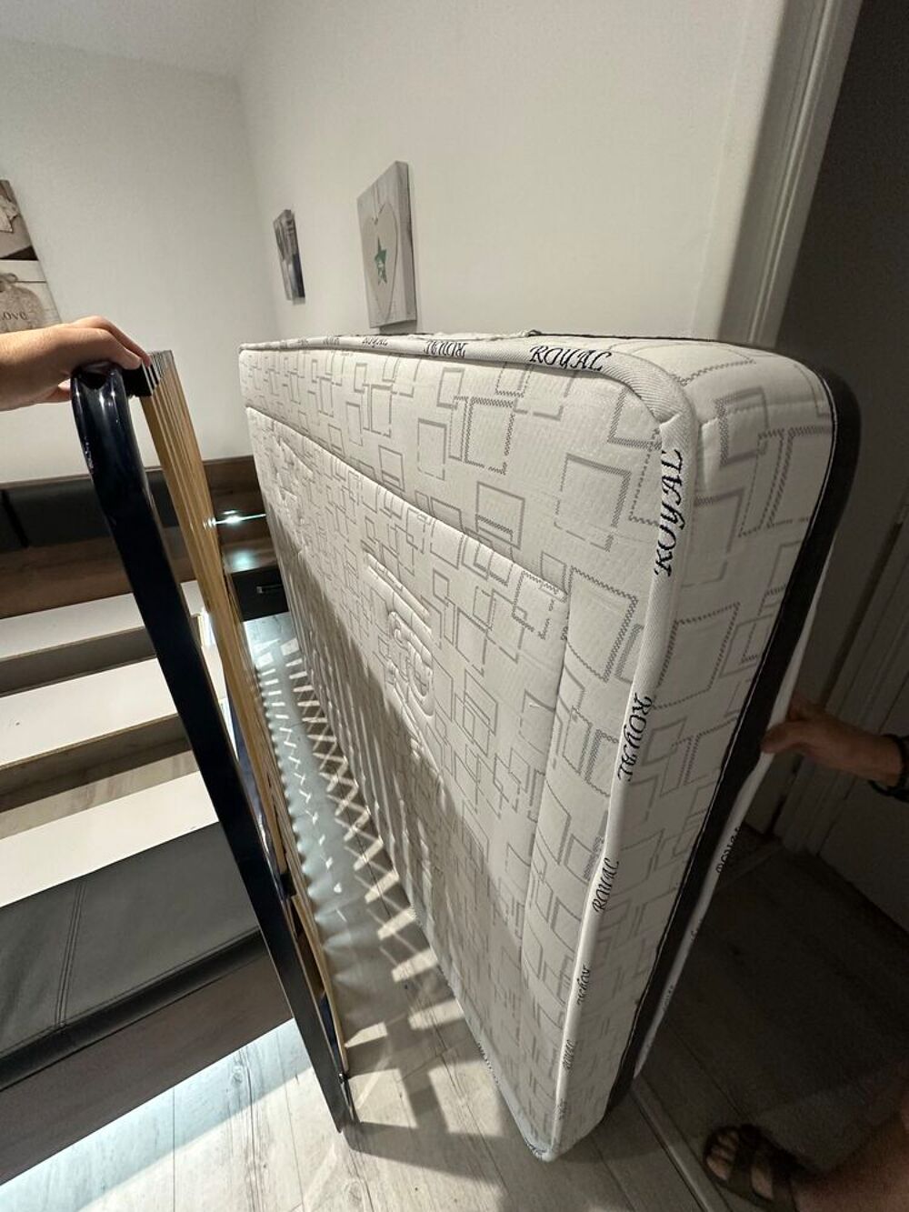 Lit coffre 140x190 Conforama + sommier + matelas Royal Meubles