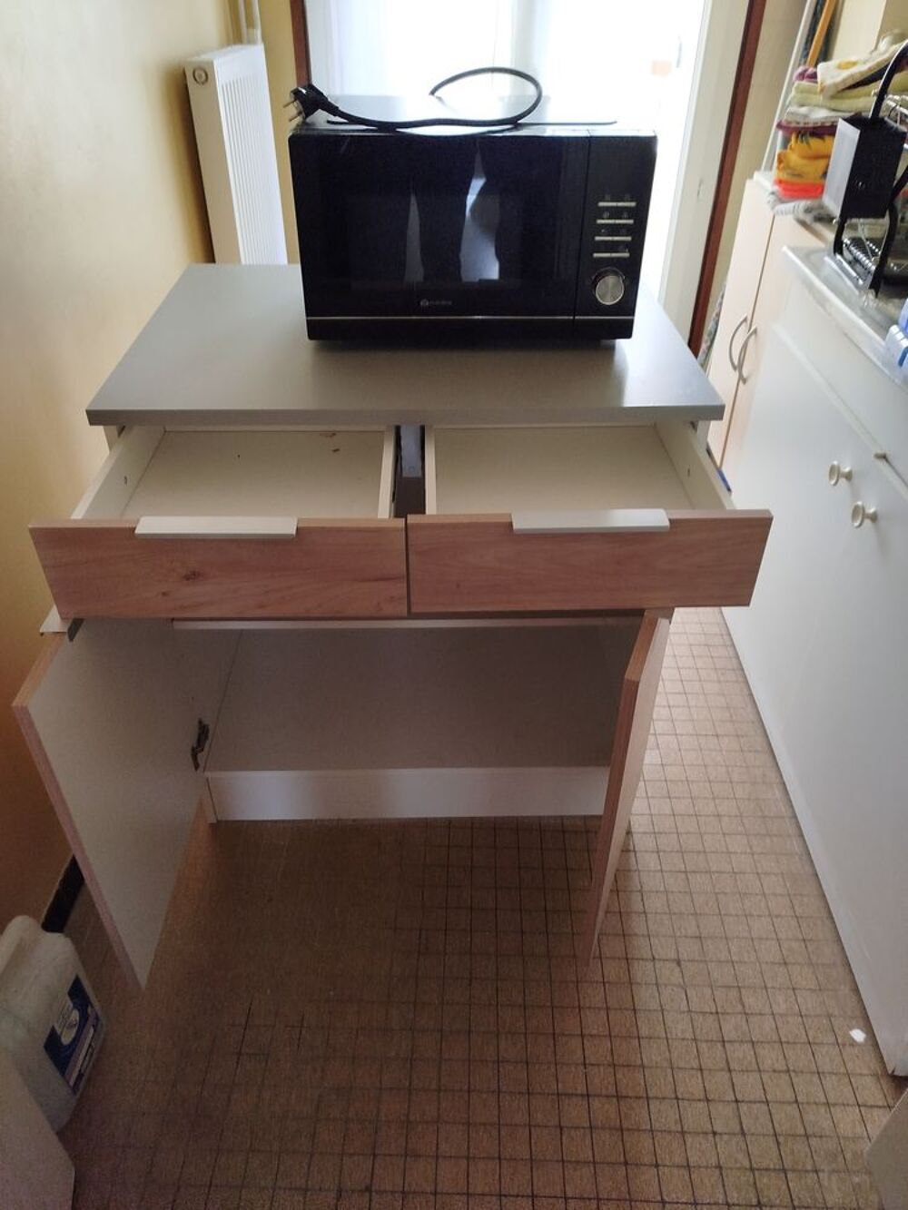 Gazini&egrave;re, un meuble de cuisine, une table 
et chaises Meubles