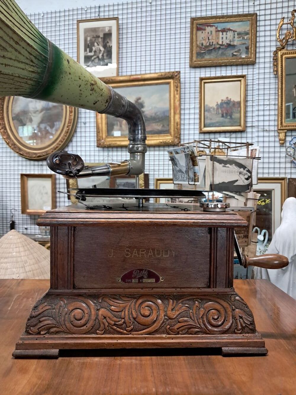 Phonographe ancien, marque Path&eacute; r&eacute;alis&eacute; par J.Saraudy &agrave; Limoges Meubles