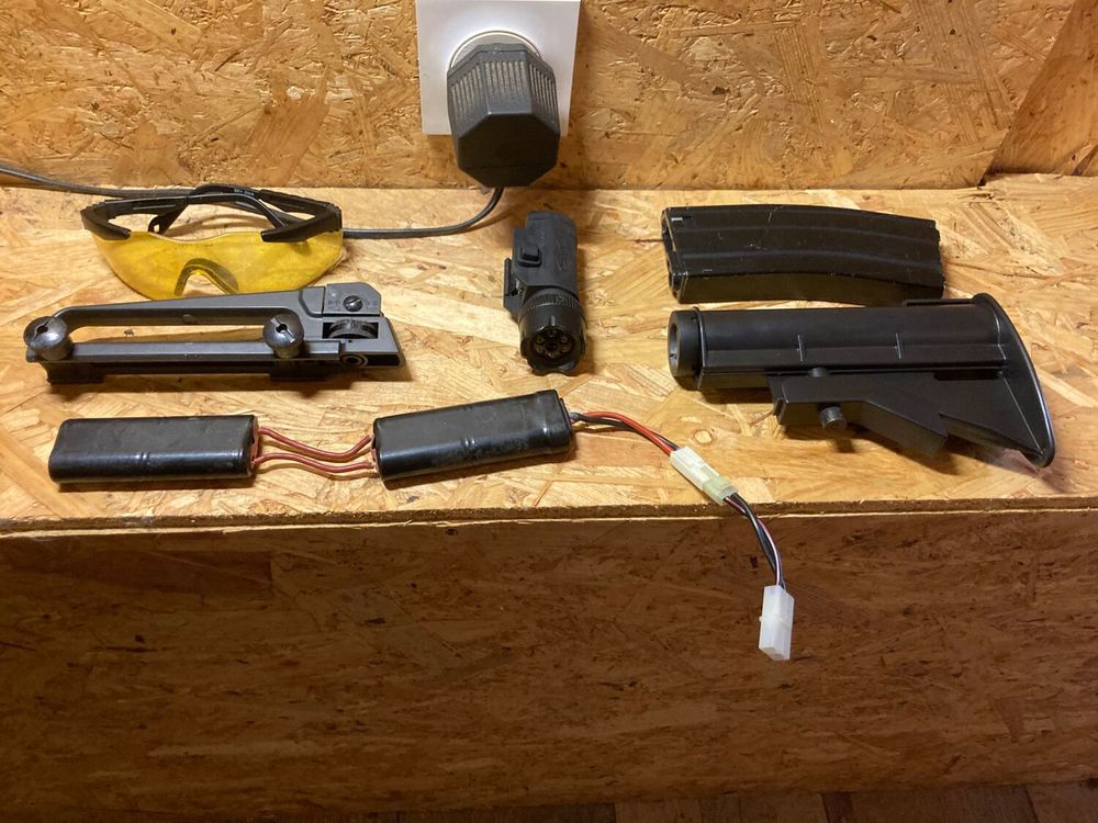 R&eacute;plique d'air soft M15A4 modifi&eacute;e et accessoires. Sports