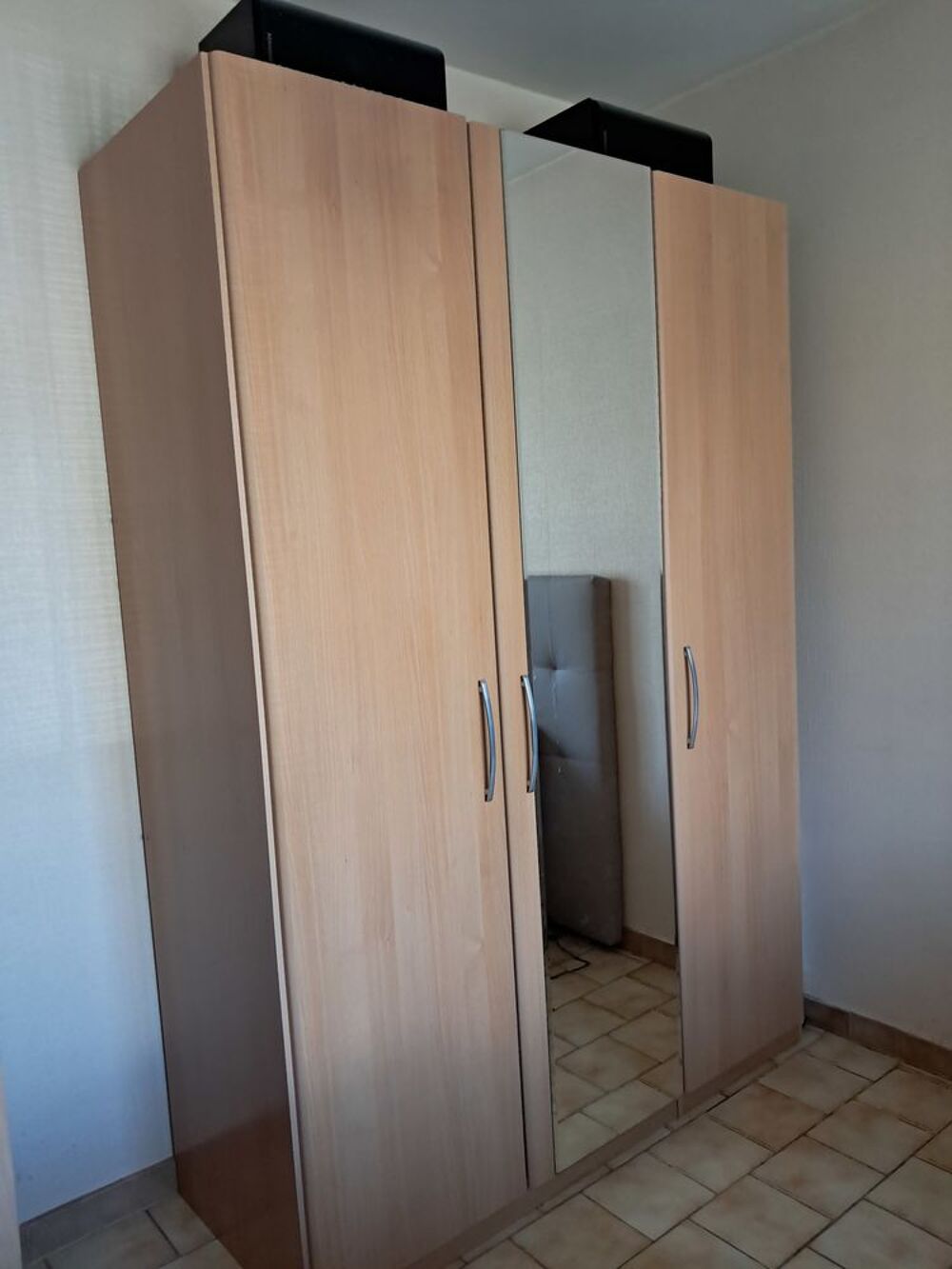 Armoire 3 portes avec miroir en m&eacute;lanine h&ecirc;tre Meubles
