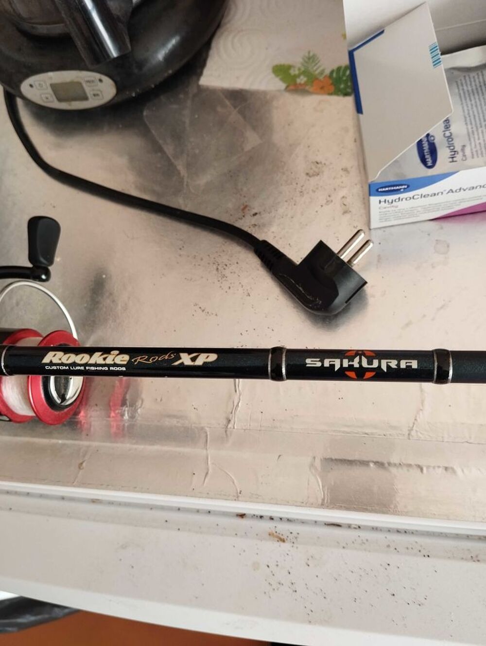 canne &agrave; p&ecirc;che Bon &eacute;tat il y a deux avec accessoires donner moi un prix de Sports
