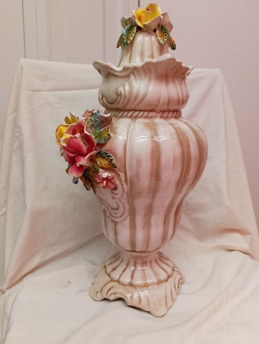 ce magnifique vase en porcelaine de style Rococo Décoration