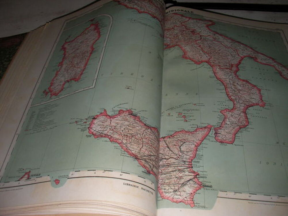 ATLAS UNIVERSEL DE GEOGRAPHIE. Livres et BD