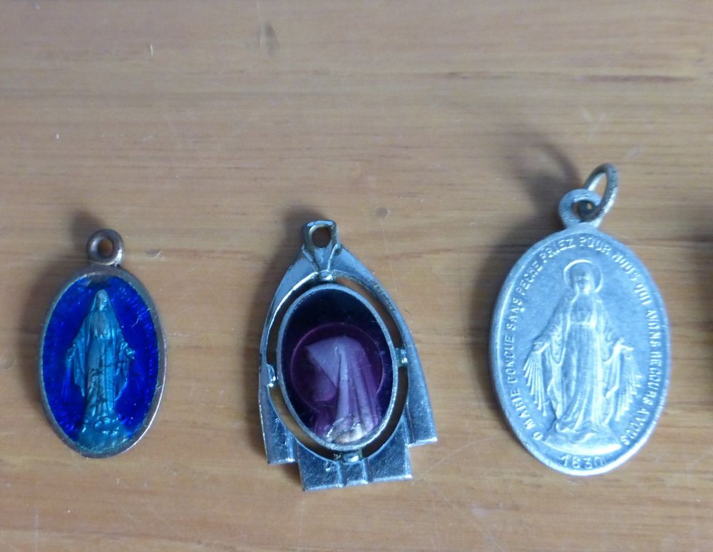 bijoux PENDENTIFS / MEDAILLES fantaisies/religieux Bijoux et montres