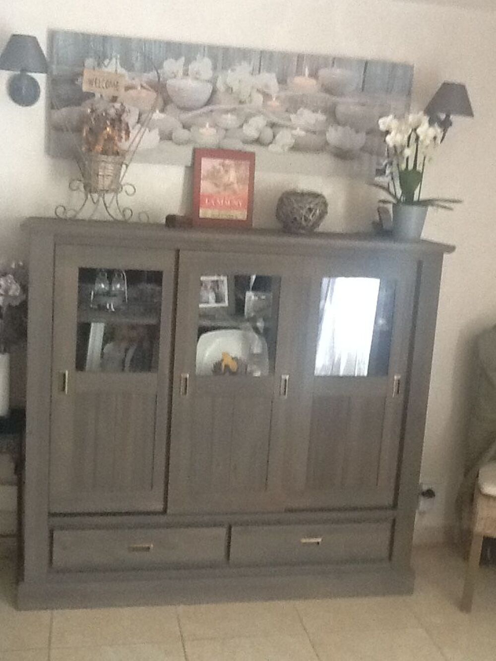  meuble de couleur gris avec vitrine Meubles