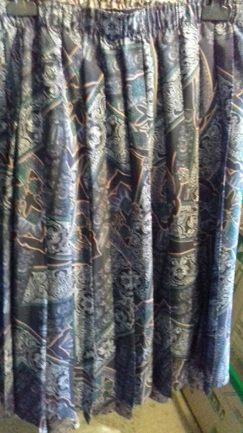 Jupe plisse neuve taille 40 42 pas denvoi 22 Craponne (69)