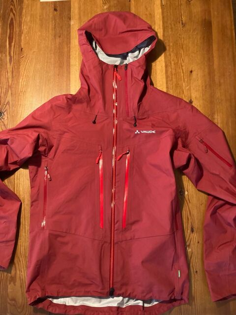 Veste imperméable et respirante pour la montagne 
200 Briançon (05)
