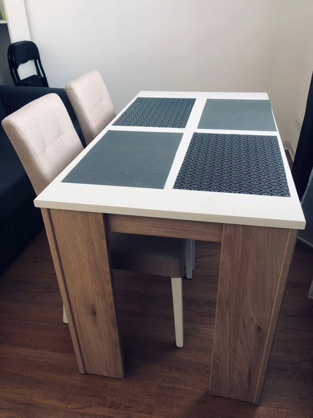 TABLE ET/ OU 2 CHAISES STABLES ET SOLIDES Meubles