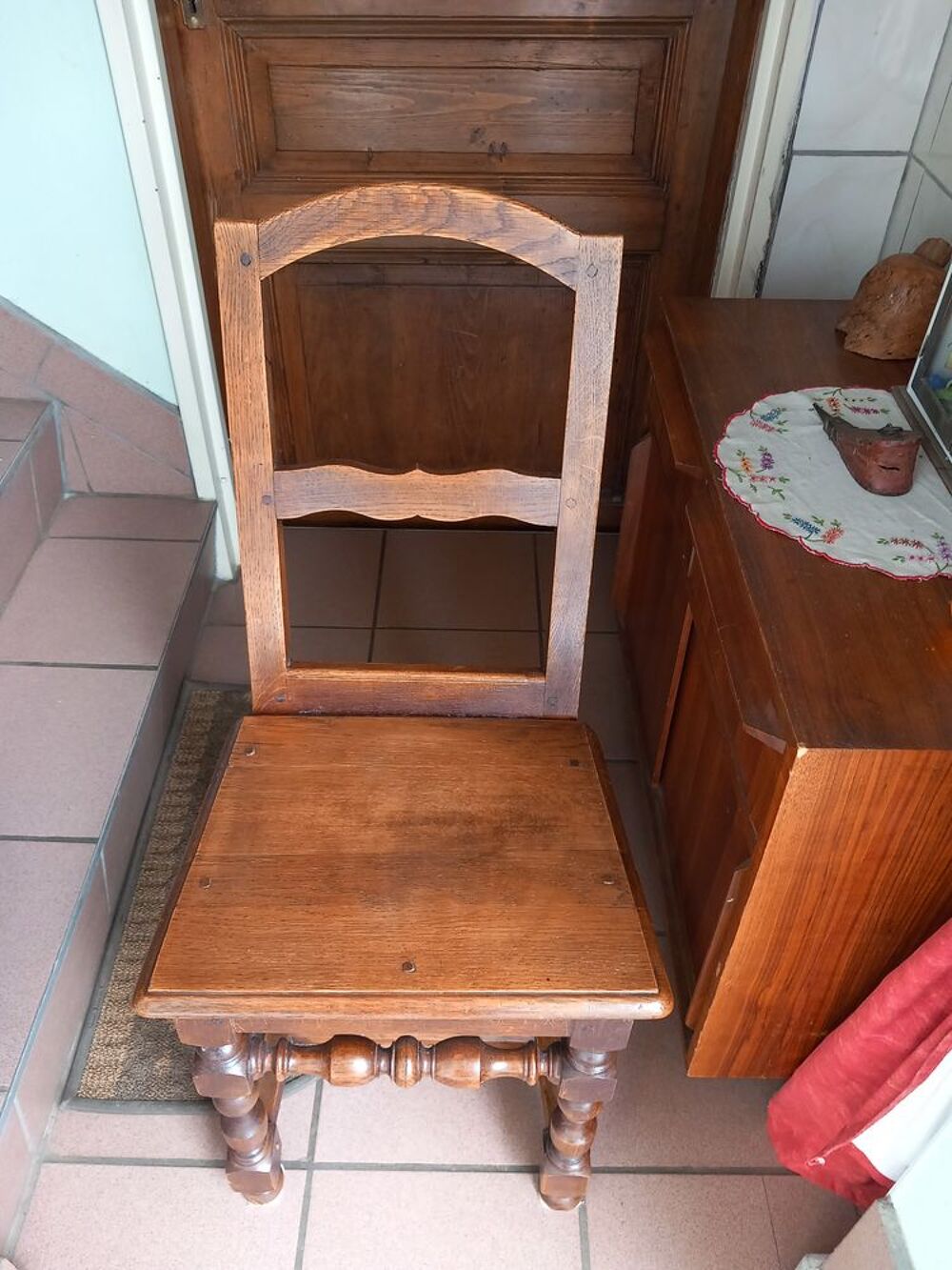  table ovale en ch&ecirc;ne avec 3 allonges 80 € et 4 chaises 40 Meubles
