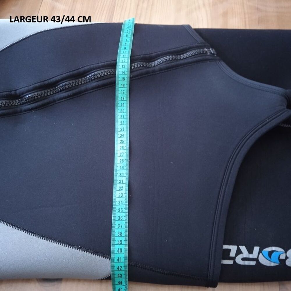 Tenue de plong&eacute;e 2 pi&egrave;ces veste zipp&eacute;e. 
Sports
