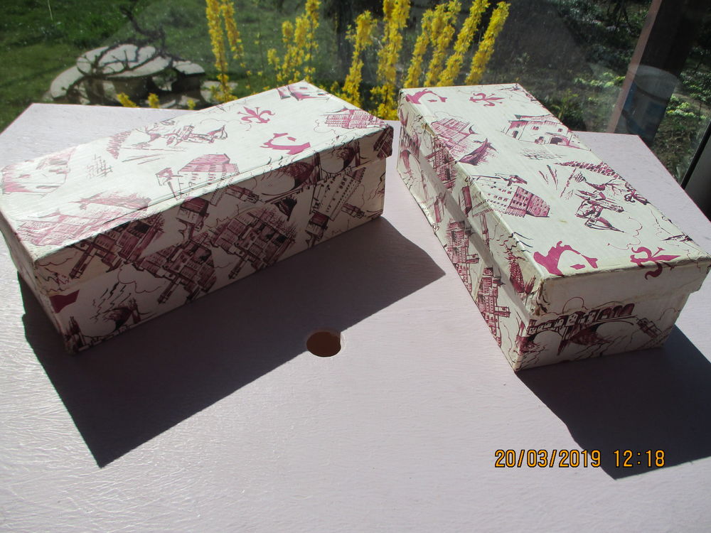 Lot 2 vases violets &agrave; pieds - Made in Italy. Décoration