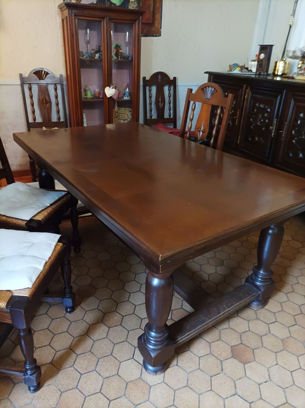 Bahut basque plus table monast&egrave;re rallonges plus 6chaises Meubles