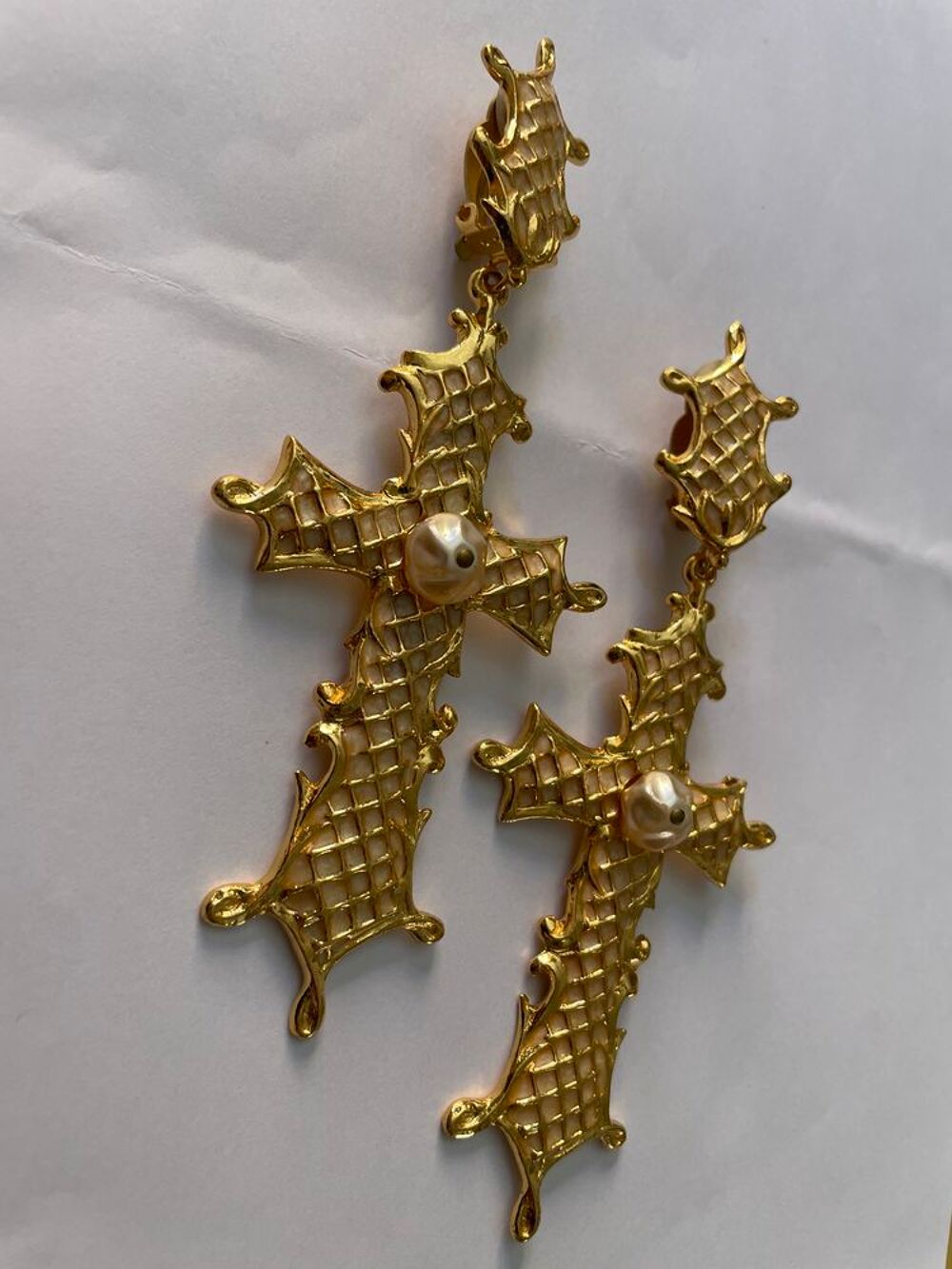 BO Clip croisillons email blanc nacr&eacute; pendant croix LACROIX Bijoux et montres