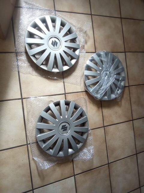 Lot de 3 enjoliveurs Suzuki argentés Plessala (22)