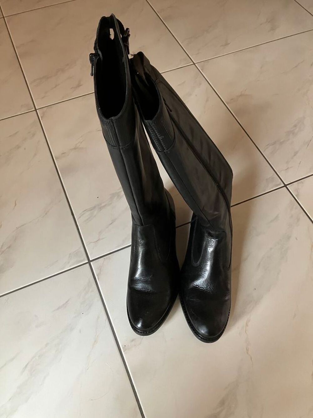 BELLE PAIRE DE BOTTES EN CUIR NOIR POINTURE 39 POUR FEMME Chaussures