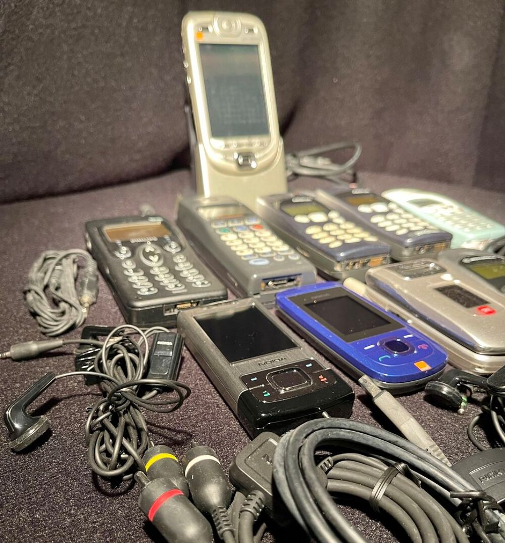 Lot en vrac de t&eacute;l&eacute;phonie mobile ann&eacute;es 90/2000 Téléphones et tablettes