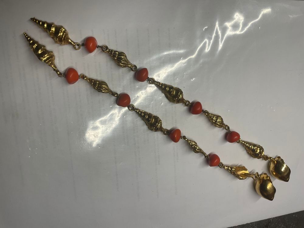BO pendantes longues coquillages dor&eacute;s perles oranges Bijoux et montres