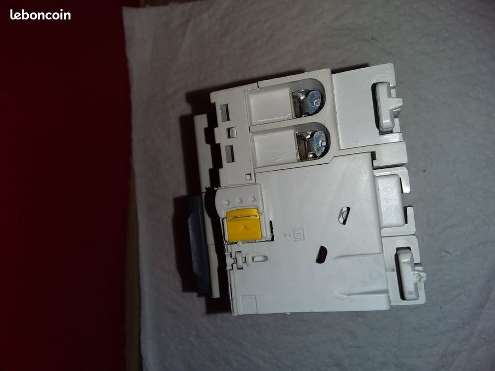SCHNEIDER Disjoncteur diff&eacute;rentiel 30mA AC 26509 2P C60N C16 Bricolage