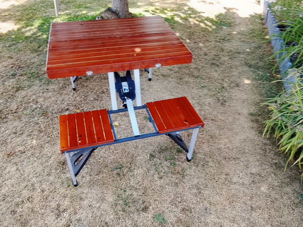 Valise table pliable et 4 si&egrave;ges int&eacute;gr&eacute;s bois et aluminuin Jardin