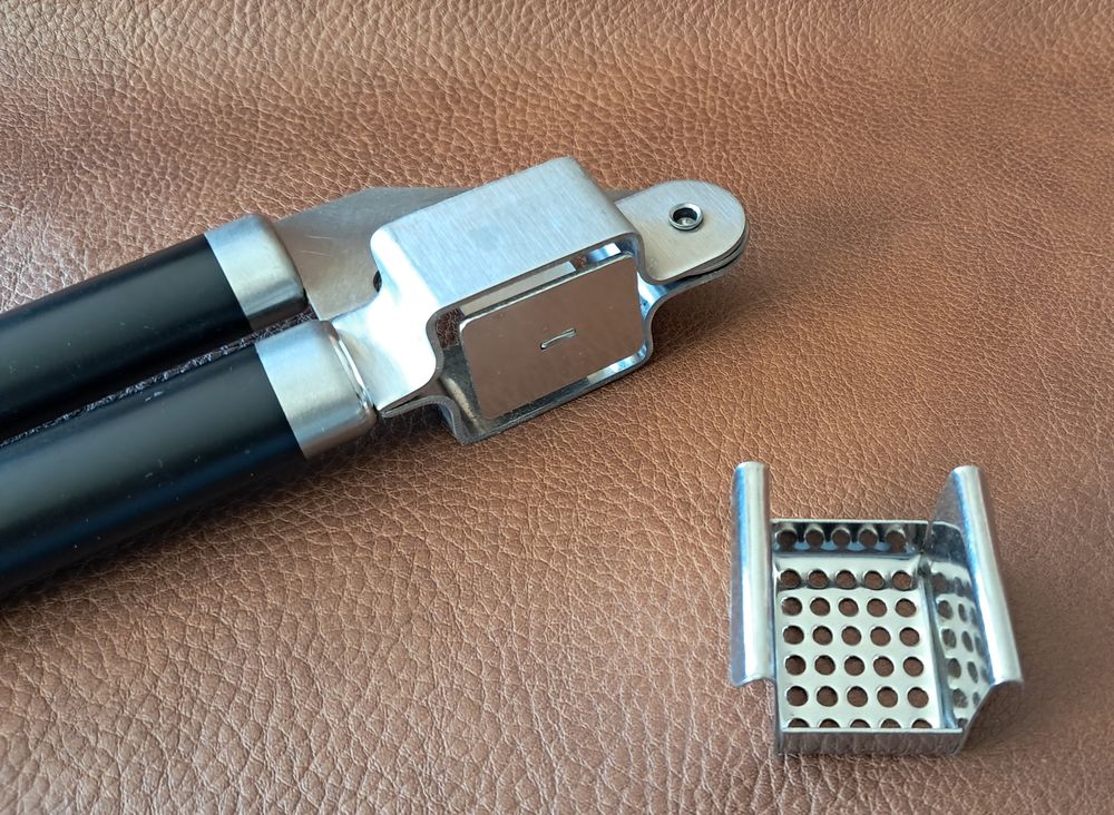 presse ail en m&eacute;tal inox avec grille amovible 
Cuisine