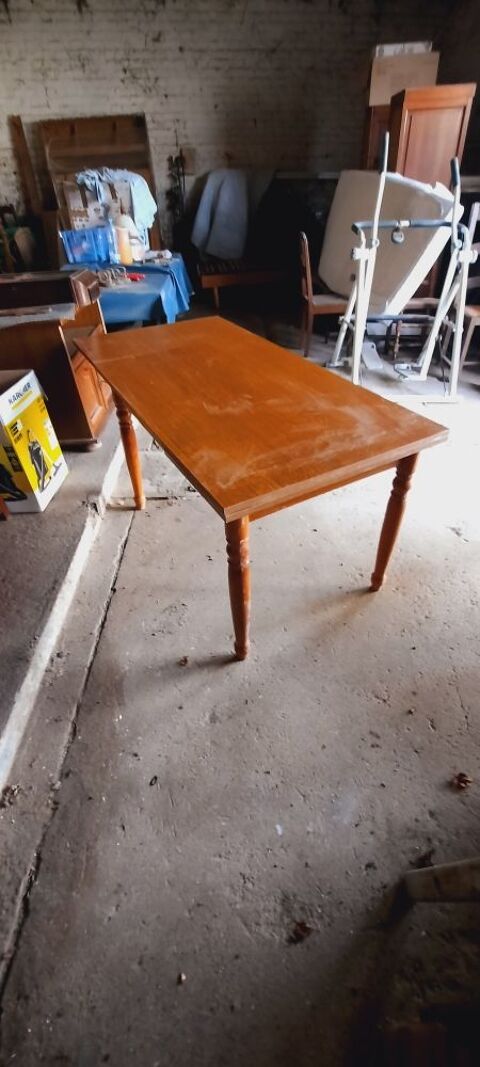 2 tables de cuisine et salle � manger 
1 de cuisine avec 2 allonges 1 table  de salle � manger avec rallonge centrale 80 Wancourt (62)