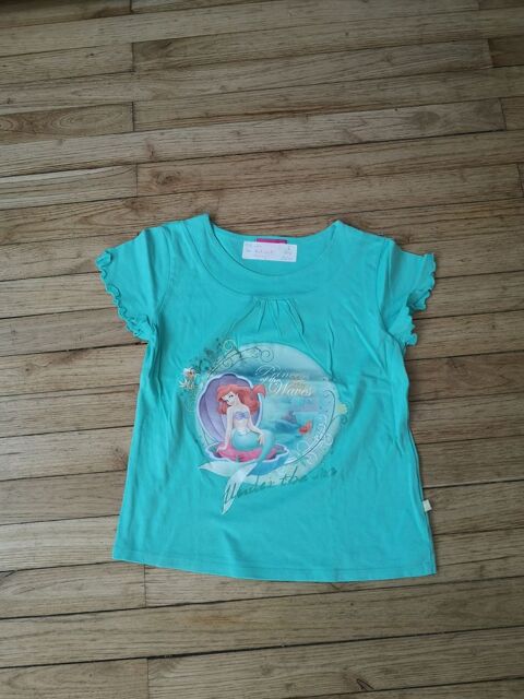 F 9 E (27) - 7/8 ans - Tee-shirt vert  Disney  2 Paris 13 (75)