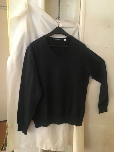 Pull homme  Marine. UNIQLO.  5 Paris 20 (75)