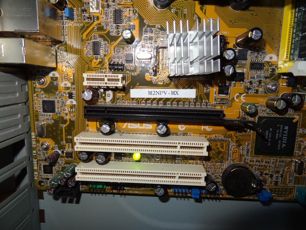 Carte m&egrave;re M2NPV-MX + Processeur AMD Athlon (tm) 64 3500 Matériel informatique