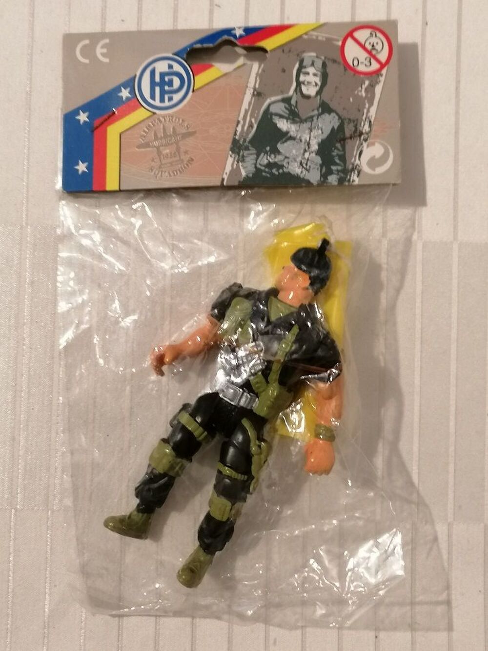 Parachutiste 9,5 cm avec parachute jaune r&eacute;f 41278 Jeux / jouets
