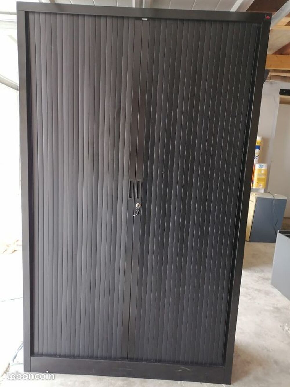 Armoire m&eacute;tallique noire qualit&eacute; professionnelle en tr&egrave;s bon Meubles