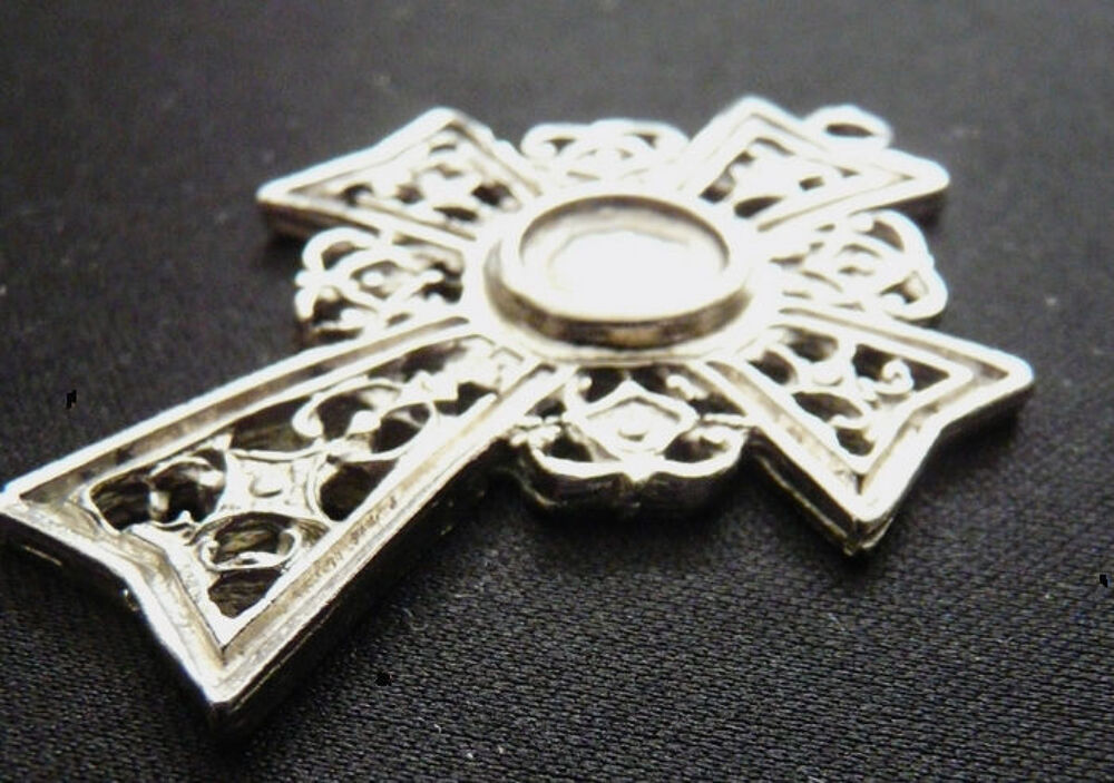 Croix Celtique Runique pendentif M&eacute;tal couleur argent&eacute; (90's Bijoux et montres