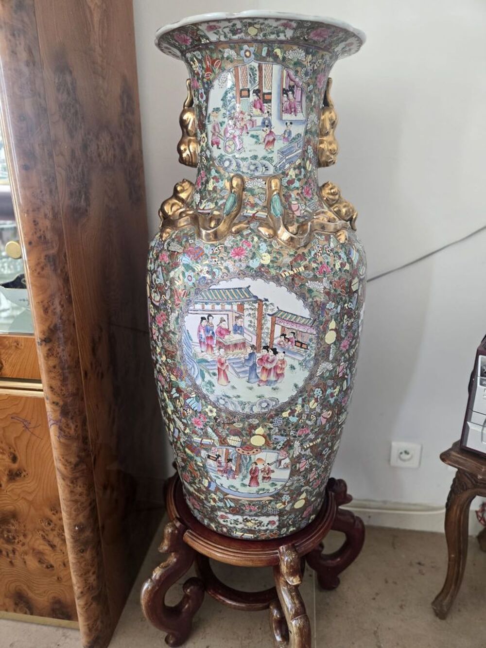 2 Grands vases chinois en porcelaine Canton / Famille Rose 