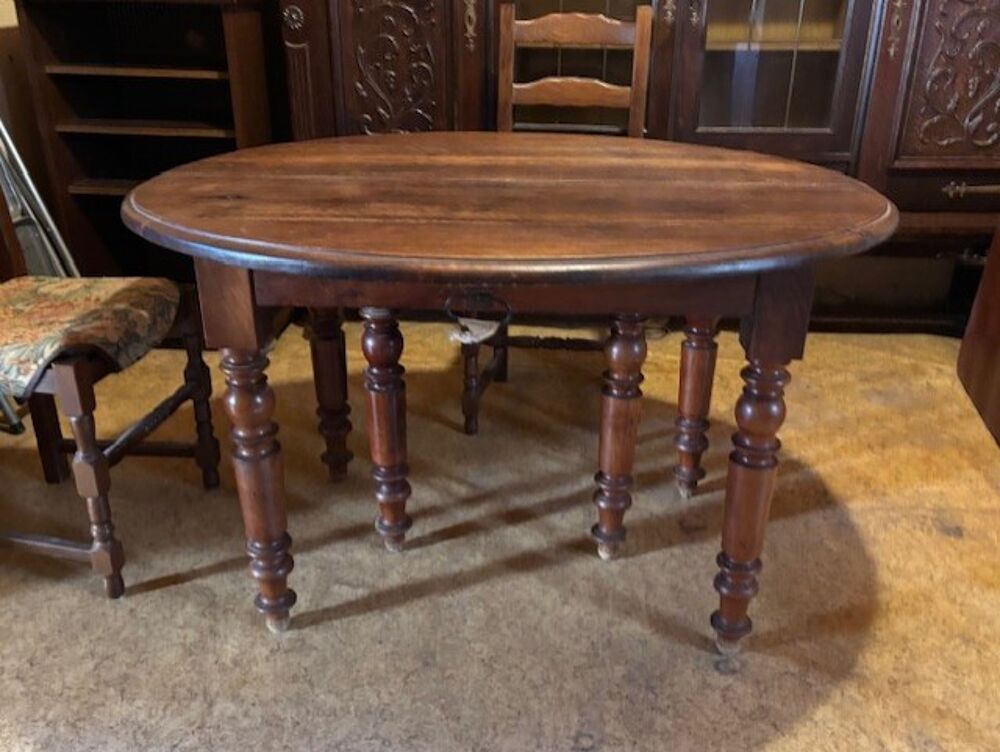 Table ovale en noyer &agrave; 6 pieds (19 me) Meubles