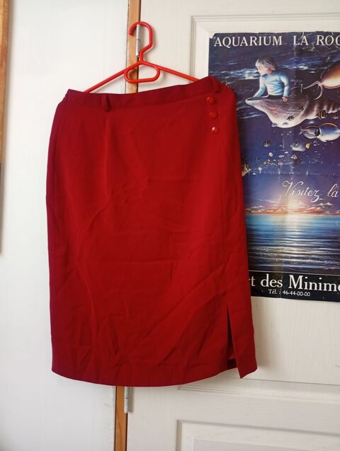 Jupe rouge Un Jour Ailleurs sous genou 4 Ch�teaudun (28)