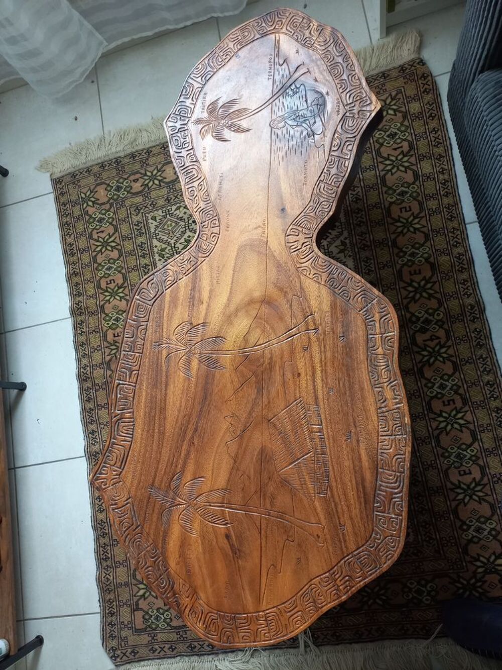 Table basse &agrave; la forme de Tahiti, grav&eacute;e Meubles
