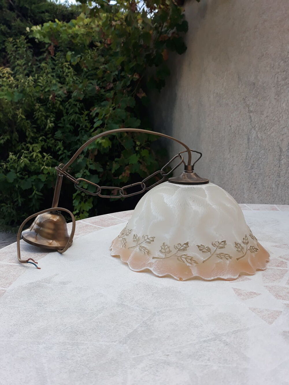 Suspension vintage en opaline blanche d&eacute;cors fleurs Décoration