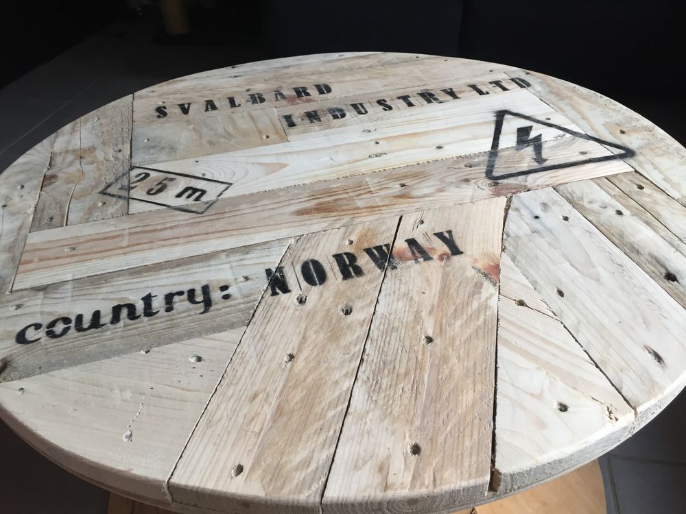 Table basse bois, ancienne bobine/touret. D&eacute;co int&eacute;rieure.
Meubles