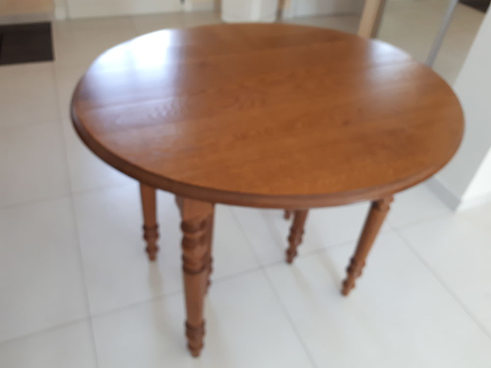 Table en ch&ecirc;ne massif.
Meubles
