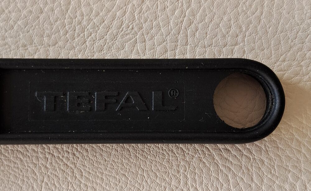 &eacute;cumoire en nylon 
marque tefal 
32x8,5 cm
passoire louche Cuisine