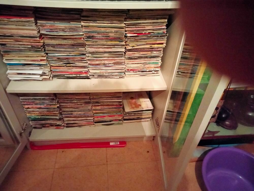 Lot de plus de 2.300 vinyles 45 tours artistes vari&eacute;s CD et vinyles