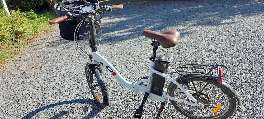 v&eacute;lo &eacute;lectrique marque OVELO pliant ( VG Lavil ) blanc Vélos